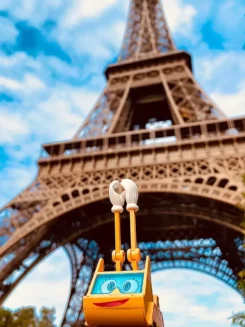 Figur Simsala SUM steht am Fuß des Eiffelturms in Paris.