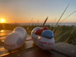 Figuren der kleine ICE und Ida IC stehen am Meer und sehen den Sonnenuntergang.
