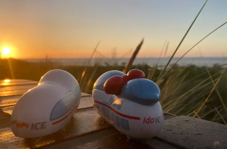 Spielfiguren der kleine ICE und Ida IC schauen aufs Meer