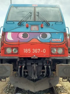 Die Front einer großen Lokomotive zeigt das Gesicht von Günni Güterzug.