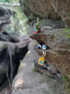4 Spielfiguren stehen auf Steinen im Gebirge