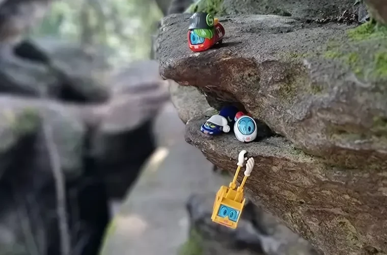 Figuren Sally S-Bahn, Ida IC, Nick Nachtzug und Simsala SUM stehen im Gebirge.