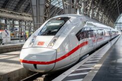 Ein ICE-Zug, beklebt mit Kinderzeichnungen auf einem Bahnsteig