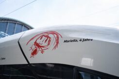 Ein Zugwaggon, beklebt mit Kinderzeichnung von Mariella, 4 Jahre