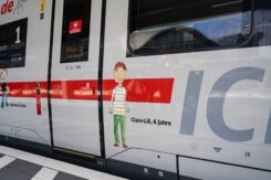 Ein ICE-Zugwaggon, beklebt mit Kinderzeichnung von Clara-Lili, 6 Jahre
