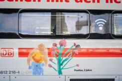 Ein Zugwaggon, beklebt mit Kinderzeichnung von Pauline, 5 Jahre