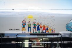 Ein Zugwaggon, beklebt mit Kinderzeichnung von Clara, 7 Jahre