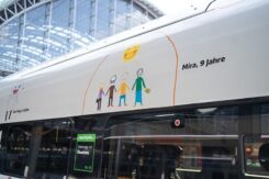 Ein Zugwaggon, beklebt mit Kinderzeichnung von Mira, 9 Jahre