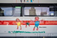 Ein Zugwaggon, beklebt mit Kinderzeichnung  von Dima, 8 Jahre
