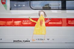 Ein Zugwaggon, beklebt mit Kinderzeichnung von Josefine, 5 Jahre