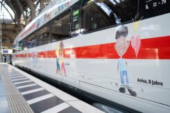 Ein Zugwaggon, beklebt mit Kinderzeichnungen