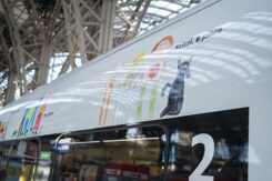 Ein Zugwaggon, beklebt mit Kinderzeichnung von Fritzi, 6 Jahre
