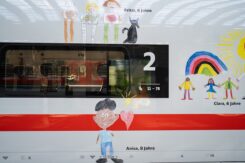 Ein Zugwaggon, beklebt mit Kinderzeichnungen von Anisa (8 Jahre), Fritzi (6 Jahre) und Clara (6 Jahre)