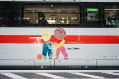Ein Zugwaggon, beklebt mit Kinderzeichnungen von Ilay, 3 Jahre