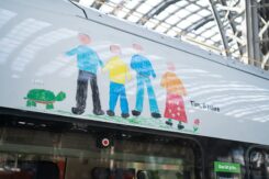 Ein Zugwaggon, beklebt mit Kinderzeichnung von Tim, 8 jahre