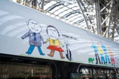 Ein Zugwaggon, beklebt mit Kinderzeichnung von Elijah, 10 Jahre