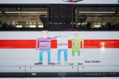 Ein Zugwaggon, beklebt mit Kinderzeichnung von Arne, 12 Jahre