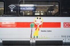 Ein Zugwaggon, beklebt mit Kinderzeichnung von Natalie, 5 Jahre