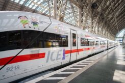Ein Zugwaggon, beklebt mit Kinderzeichnungen
