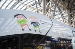 Ein Zugwaggon, beklebt mit Kinderzeichnungen