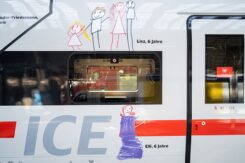 Ein Zugwaggon, beklebt mit Kinderzeichnungen von Lisa und Elli, beide 6 Jahre