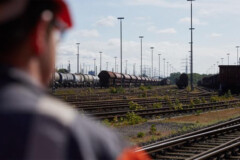 Wo der Waggon steht, der in einem Güterzug Probleme macht, erkennen die Mitarbeitenden des MWS erst, wenn sie vor Ort sind. Das geschieht mithilfe der Wagennummern.
© Deutsche Bahn AG / Jan Ladwig Eine lange Reihe Güterzüge auf vielen Gleisen, im Vordergrund ein Umriss eines Mitarbeiters der Bahn