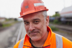 Ahmat Bayram ist gelernter Industriemechaniker und mit seinem Kollegen täglich an mehreren Güterbahnhöfen unterwegs.
© Deutsche Bahn AG / Jan Ladwig Portraitaufnahme von Ahmat Bayram