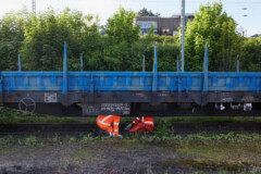 Der Mobile Wagenservice ist wie ein Rettungsdienst für Güterzüge. Ein Wagenmeister ist wie der Notarzt, seine Kolleginnen und Kollegen wie die Sanitäter.
© Deutsche Bahn AG / Jan Ladwig Ein blauer Waggon mit zwei Wagenmeister in Schutzkleidung