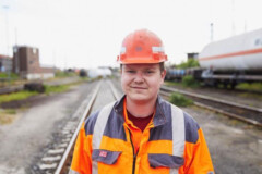Marvin Peters hat im Cargo-Werk Oberhausen eine Lehre als Elektroniker gemacht und später eine Weiterbildung zum Wagenmeister.
© Deutsche Bahn AG / Jan Ladwig Portraitaufnahme von Marvin Peters