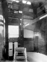 Blick in das Abteil eines Schlafwagens vor rund 120 Jahren. Es gab darin sogar schon Hochbetten, wie sie auch heute noch üblich sind. Schwarz-weiß Foto eines Schlafabteils im historischen Zug.