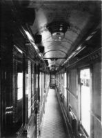 Die einzelnen Schlafabteile betraten die Fahrgäste durch einen Seitengang. Schwarz-weiß Foto eines Seitengangs im historischen Zug.