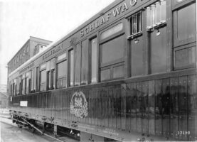 Ein Schlafwagen der berühmten französischen „Compagnie Internationale des Wagon-Lits“ (CIWL), dem größten Anbieter von Schlaf- und Speisewagen in ganz Europa. Schwarz-weiß Foto eines historischen Zugwaggons