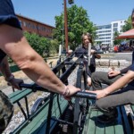 In den Sommermonaten kannst du an der Draisine selbst Hand anlegen. © DB Museum/Daniel Karmann Drei Personen fahren mit einer Draisine