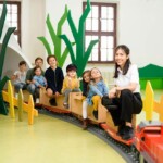 Alle einsteigen zu einer Fahrt mit dem KIBALA Express. © DB Museum/Uwe Niklas Kindergruppe mit einer Museumsmitarbeiterin unterwegs auf dem Kibala Express