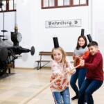 Bei Kindergeburtstagen im DB Museum gehst du mit Jim Knopf auf Abenteuerjagd oder bist dabei wenn der Adler fliegen lernt © DB Museum/Uwe Niklas Kinder bei Seilziehen feiern Kindergeburtstag im DB Museum