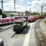 Die Modellbahnanlage ist so groß. wie 20 Tischtennisplatten zusammen. Rund 500 Meter Gleise sind hier verlegt. © DB Museum/Uwe Niklas Der Blick von oben auf die Modellbahnanlage