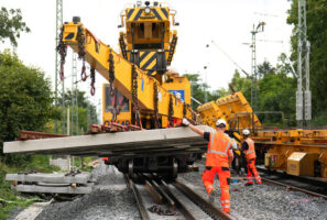 Einbau einer Weiche mit Gleisbaukran