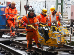 Mehrere Gleisbauarbeiter beim arbeiten am Schienennetz