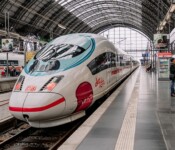 Familien-Aktion: Der kleine ICE ganz groß Ein ICE Zug beklebt mit Motiven Comicfigur "der kleine ICE" fährt in den Bahnhof ein