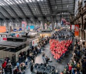 Familien-Aktion: Der kleine ICE ganz groß Luftaufnahme: viele Menschen am Bahnhof bilden ein Herz