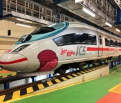 Familien-Aktion: Der kleine ICE ganz groß Ein ICE-Zug in der Werkstatt wird mit bunten Motiven beklebt.
