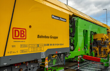 Seitenansicht einer Stopfmaschine der DB Bahnbau Gruppe auf einem Gleis
