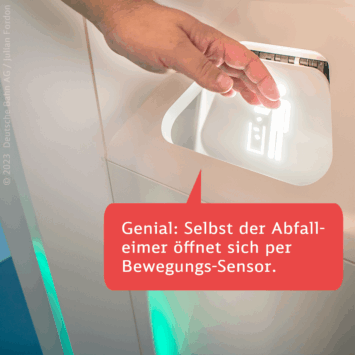 Bild 3 von 4 Hand aktiviert berührungslos den Deckel eines Abfalleimers in einer Zugtoilette.