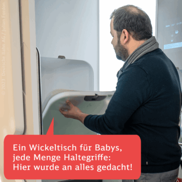 Bild 4 von 4 Ein Mann steht an einem heruntergeklappten Wickeltisch für Babys.