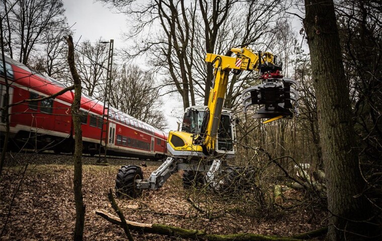 Dieser geniale 12-Tonnen-Schreitbagger kann alle seine Räder einzeln bewegen und damit sogar steile Hänge hochklettern. Sein Spitzname: Spinnenbagger! © Deutsche Bahn AG / Benjamin Eichler Ein gelber Schreitbagger  bei der Arbeit im Wald