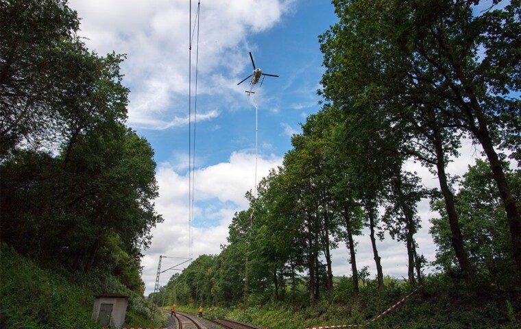 Achtung, Hubschrauber mit Säge! Hast du so etwas schonmal gesehen? © Deutsche Bahn AG / Oliver Lang Ein Hubschrauber sägt Äste ab.