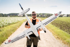 Mit dieser Drohne wird die Umgebung an den Gleisen auf Sturmschäden abgesucht.
© Deutsche Bahn AG / Patrick Kuschfeld Mitarbeiter hält Drohne auf Feldweg