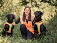 Die Ausbilderin trainiert Hunde für die DB-Hundestaffel.