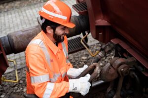 Lokrangierführer verbindet Wagons miteinander
