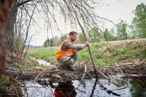 Biberberater prüft die Dämme